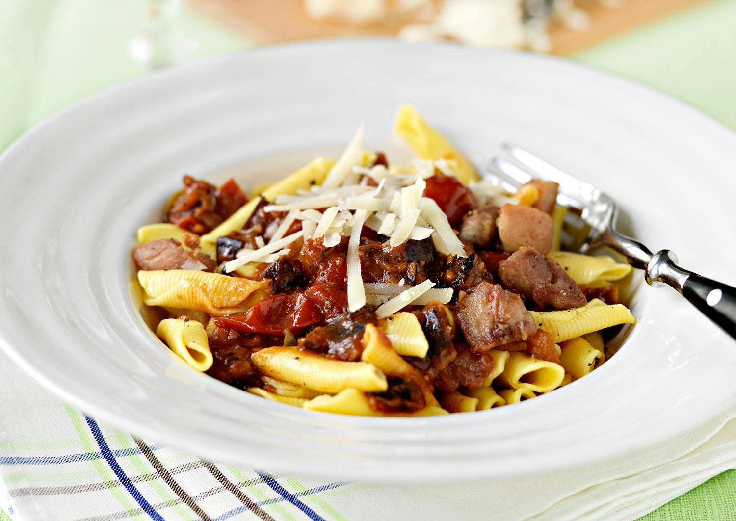 Torsdag: Pasta med caponatasaus og kyllingkrutonger